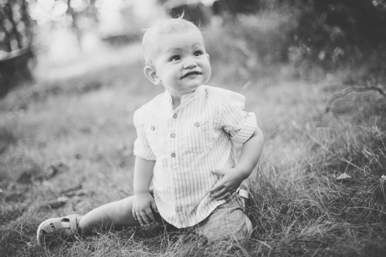 Ruben 1 år Barnfotografering utomhus Djäkneberget Västerås Fotograf Henrik Mill Sverige