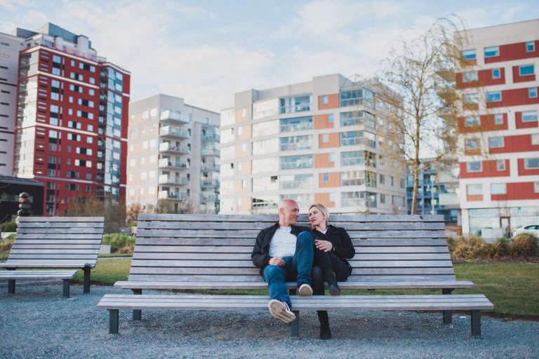 Skyline Parfoto stor parkbänk fotografering utomhus Östermälarstrand Västerås Foto Henrik Mill