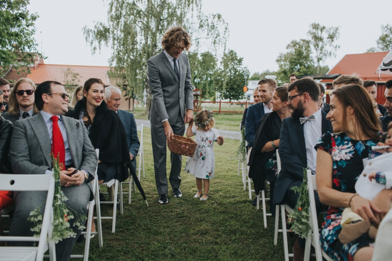 059-melody_martin_swedish_wedding_brollop_hem_till_garden_vasteras_fotograf_henrik_mill