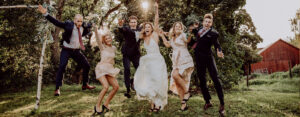 underbar gruppbild Bröllop Wedding Brudpar Brudfölje Tärnor Tärna Bestman hoppbild Den bästa Bröllopsfotografen