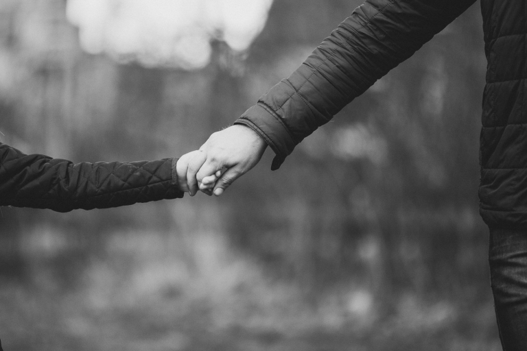 Hålla hand holding hands far dotter familjefoto familj svartvit Fotograf Henrik Mill Västerås Sverige