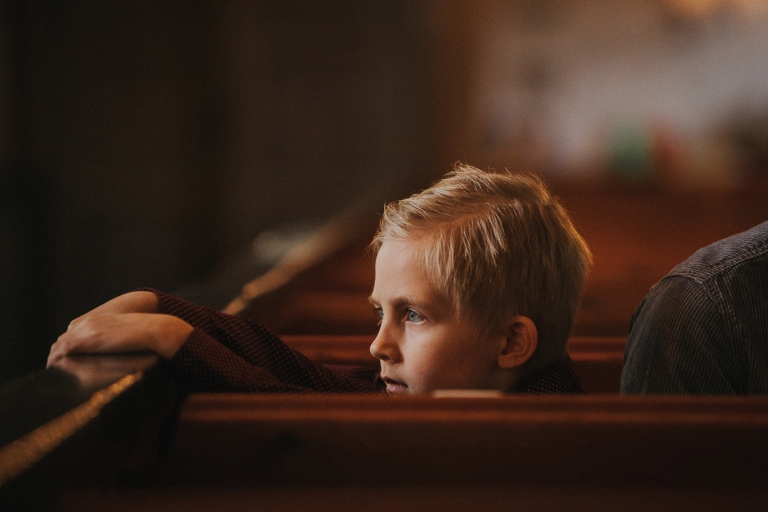 Arvid barn på dop i kyrkbänk barkarö kyrka Fotograf Henrik Mill Västerås Sverige