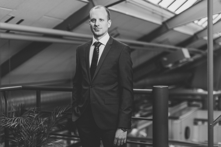 Affärsman svartvitt porträtt kavaj slips stiligt proper företagsfotograf företag bild till cv Fotograf Henrik Mill Västerås Sverige