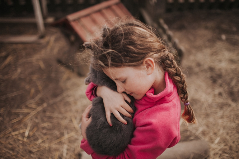 Barn kramar gosig kanin kärlek till djur mysigt härlig kram barnfoto barnfotograf Fotograf Henrik Mill Västerås Sverige