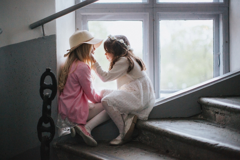 Barnfotografering barn i trapp två tjejer kompisar gulliga söta finklädda för fest fotograf henrik mill schenströmska herrgården ramnäs