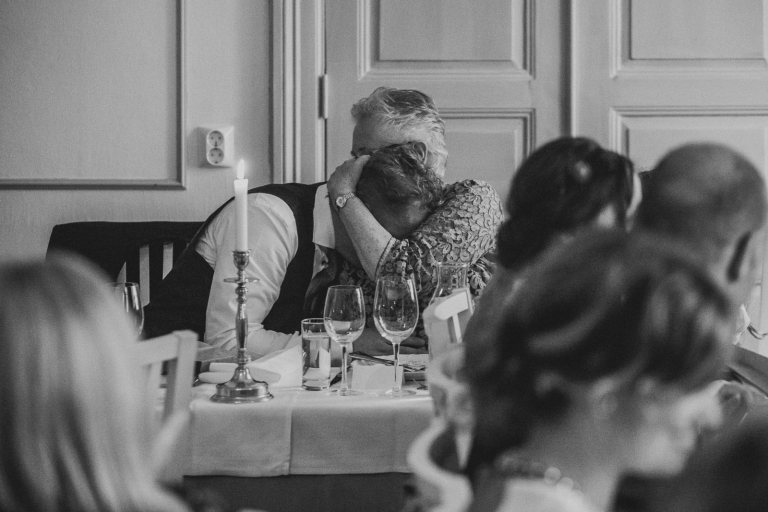 kram under middagen på bröllop schenströmska herrgården ramnäs fotograf henrik mill