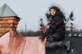 Plåtslagare kvinna kvinlig plåtslagerska Västerås företagsfoto actionfoto fotograf Henrik Mill