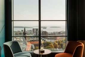 Fönster utsikt högt upp Skybar hotel Bar Skrapan interior interiör fotografering foto nyrenoverad bar retro fotograf Henrik Mill Västerås Sverige
