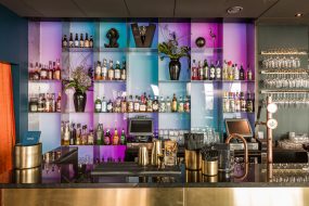 Colors bar Skybar hotel Bar Skrapan interior interiör fotografering foto nyrenoverad bar retro fotograf Henrik Mill Västerås Sverige
