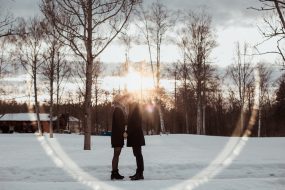 Bröllopmöte parfoto i motljus Bröllopsfotograf Henrik Mill