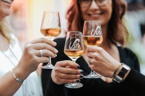 Tjejer skålar i vin wine fotograf Henrik Mill