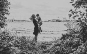 mamma_mor_son_familj_fotografering-svartvit_siluett_motljus_foto Henrik Mill
