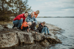 Härlig familjefotografering vår försommar Ängsö Foto Henrik Mill